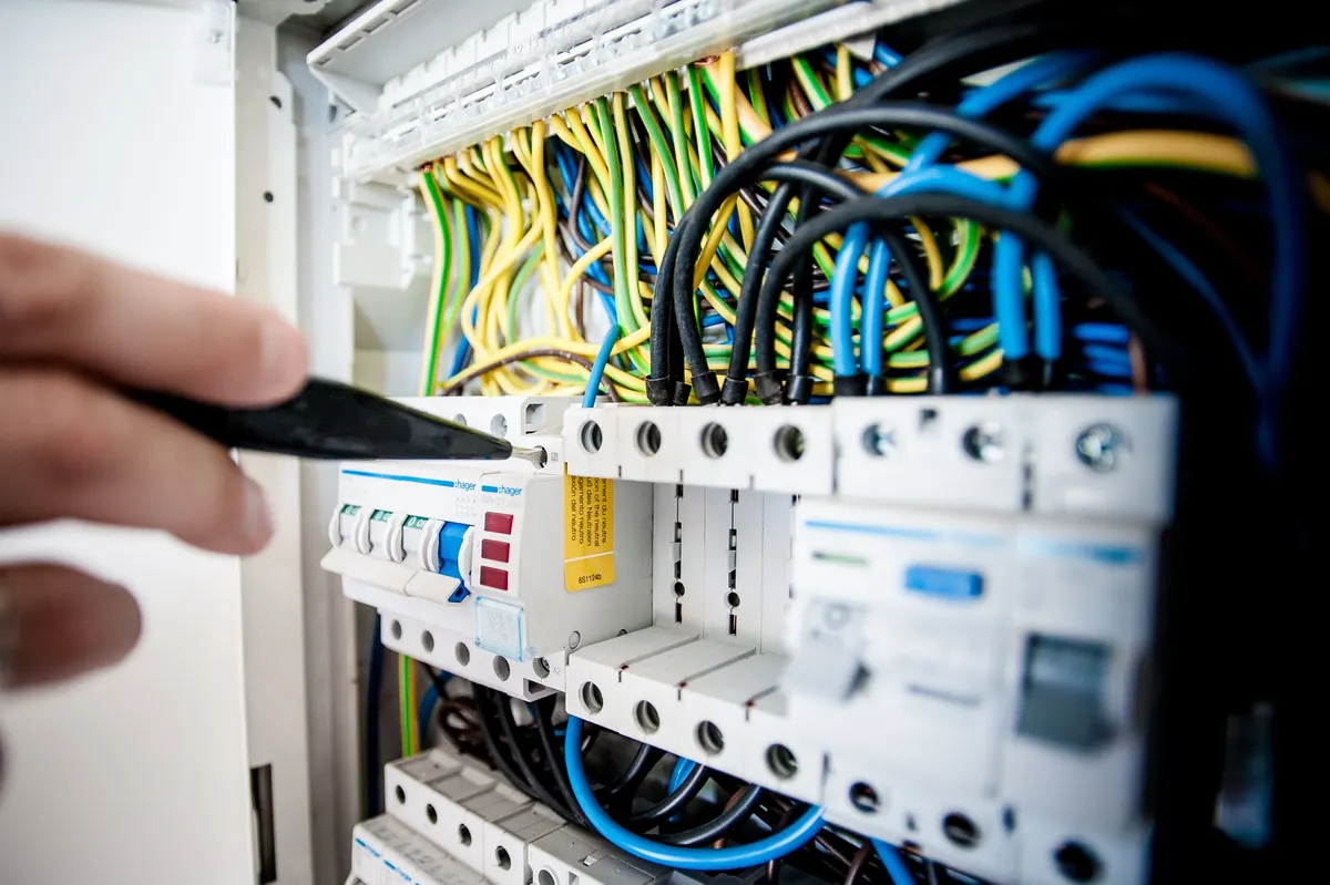 Électricien professionnel au travail